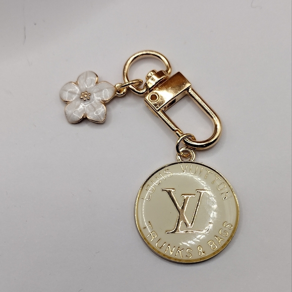 LOUIS VUITTON LV ZIPPER PULL CHARM - White/Offwhite 25MM - Picture 1 of 5